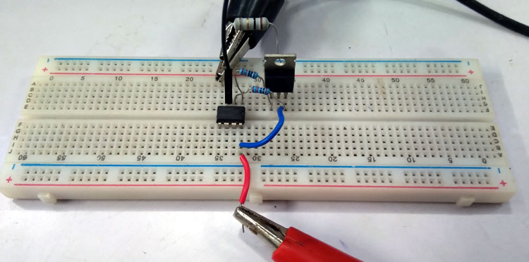 如何使用运算放大器设计压控电流源电路？